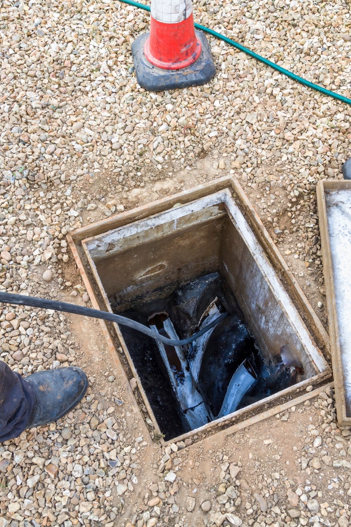 Inspection de drain à l’aide d’un câble caméra inséré dans un regard  à Saint-Lambert-de-Lauzon